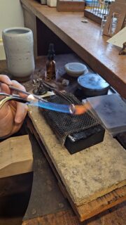 Trauringe selbstgemacht im Kurs 🫶 Was du alles lernst: Walzen - Ausglühen - Biegen - Löten - Hämmern - Polieren ... und dass es für alles eine Lösung gibt 🤩🙌

Du willst auch? https://goldfisch-atelier.ch/trauringkurse/

#selfmadewithlove❤️ #trauringkurs #goldfischatelier #neueslernen #teamwork