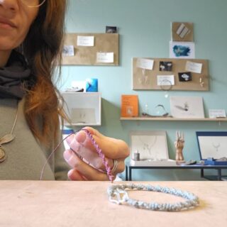 Zurück zum Armbänder knüpfen 🫶
...wie damals als ich mit Rucksack durch Lateinamerika gereist bin und in Brasilien am Strand den perfekten Fleck für meinen imaginären Schmuckstand gefunden habe 🥲 jetzt wird es halt der Berner Handwerkermärit 😍

Volviendo al macramé 🫶
... como en aquellos tiempos que viajaba por Latinoamérica en mochila y encontré el lugar perfecto para mi puestito imaginario de artesanía en una playa en Brasil 🥲 pues ahora será la feria de artesanía en Berna 😍

#handwerkermarkt #bernerhandwerkermärit #macramé #knüpfen #nostalgie