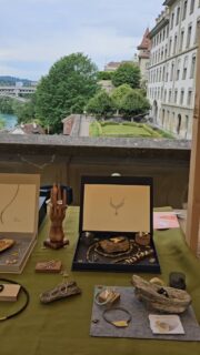 Kunsthandwerk mit schönstem Panorama: auf dem Berner Handwerkermärit 🐋💫 Heute 6.6. 9-17 Uhr auf der Münsterplattform. Chömet verby 🥰

#goldschmiede #kunsthandwerk #goldfischatelier #handwerkermäritbern #bergkulisse