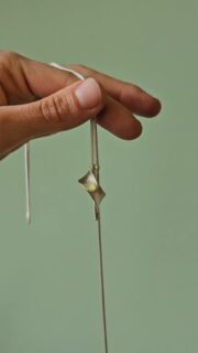 Mal wieder ein Schmuckstück für Unentschlossene: über den Kopf reinschlüpfen und selbst bestimmen, wie du die Kette tragen willst 🥰

Otra joya ideal para los indecisos: te lo ponés por la cabeza y elegís cómo querés llevar el collar 🥰

#schmuckfürunentschlossene #3in1 #goldfischatelier #silberkette #slowfashion