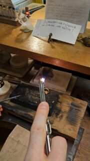 Ein Verlobungsring nimmt Form an.. fast geschafft! Jetzt nur nicht die Puste verlieren beim Löten 😜👏 

#mundlöten #designyourring #unikat #schmuckgestaltung #handcraftedjewelry #schmuckselbermachen #goldschmiedekurse #basel