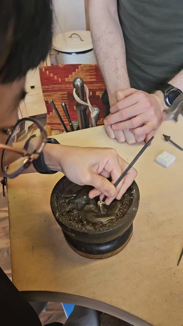 Vom Walzen bis zum Fassen – alles selbst gemacht im Kurs. Bravo! 👏💎

#Schmuckkurs #Selbstgemacht #HandmadeJewelry #DoItYourself #Kreativsein #Metalsmithing #basel