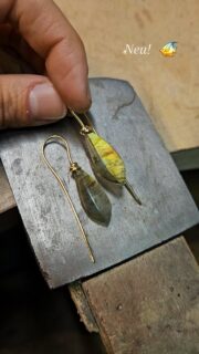 Ohrhänger aus 750 Gelbgold mit Labradoriten 
🍂
Pendientes de oro 750 con labradorita
🍂
Boucles d'oreilles en or 750 avec labradorite