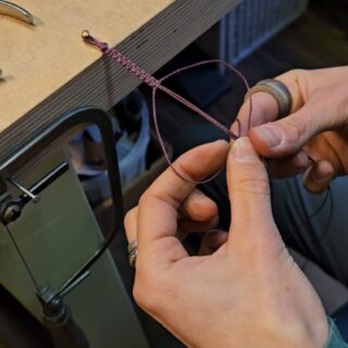 Handgeknüpfte Armbänder und viel Neues gibt es zu entdecken beim Berner Handwerkermärit: diesen Samstag 4.4. 9-17 Uhr auf der Münsterplattform 💫 Chumsch verby? 😍

#handwerkermäritbern #goldfischatelier #armbänder #knüpfenmachtglücklich #schmückdich