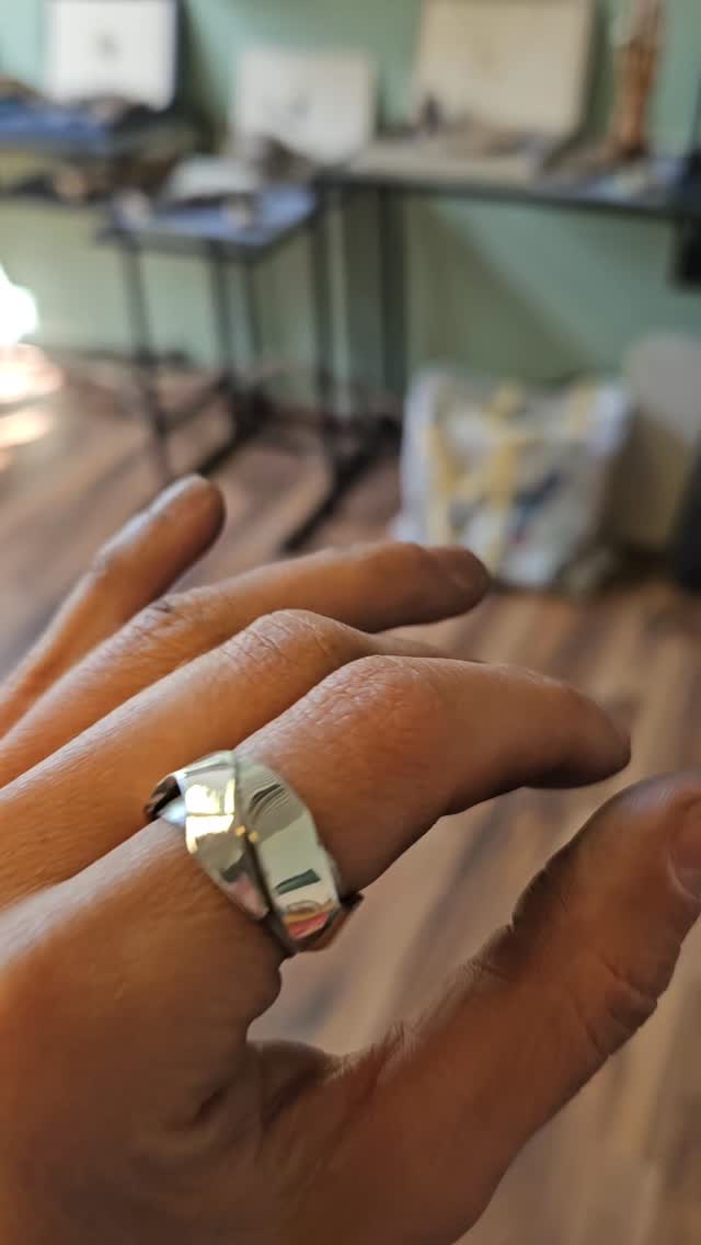 Wenn man eigentlich tausend andere Dinge geplant hat und dann plötzlich ein neuer Ring entsteht 🤷‍♀️

Cuando en realidad tenías mil cosas más planeadas y, de repente, surge un nuevo anillo 🤷‍♀️

Quand on avait prévu mille autres choses et que, tout à coup, une nouvelle bague voit le jour 🤷‍♀️

#noplan #surprise #silberring #goldfischatelier #goldschmiede
